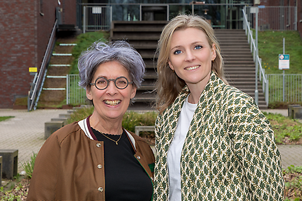 Ondersteuningsconsuleten Marianne van Dam en Yvet Koopmanschap vriendelijk lachend voor het gebouw van Meander Medisch Centrum