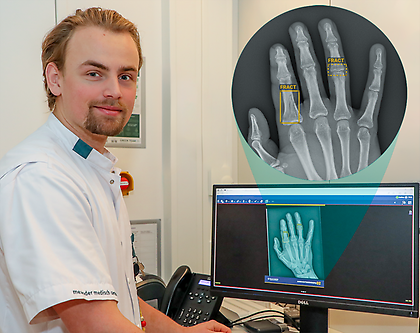 David Korlaar, radiodiagnostisch laborant met op de monitor een röntgenfoto waarop de AI software botbreuken heeft geïdentificeerd.