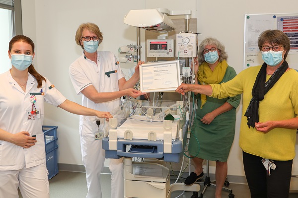 Neonatologieverpleegkundigen tonen trots het opleidingscertificaat